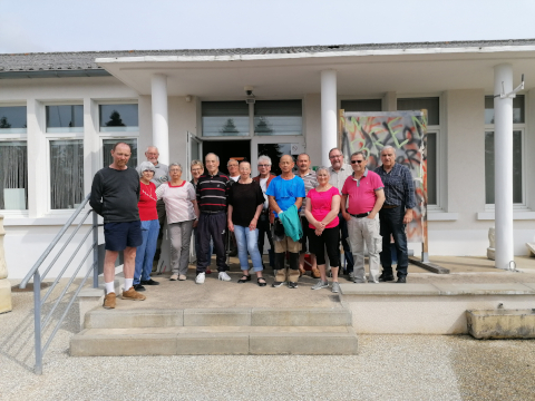 The group of volunteers without the tools